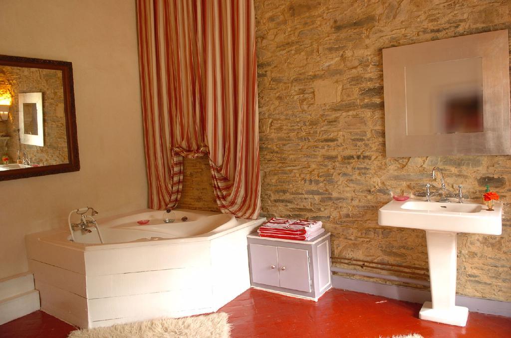 Chateau Du Boschet Bed and Breakfast Bourg-des-Comptes Rum bild